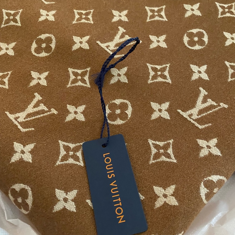 Brand new Louis Vuitton Poncho Shawl Wrap. Caramel Camel brown color - Picture 3 of 9